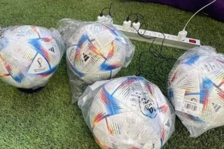 Bóng World Cup sạc điện trước trận đấu