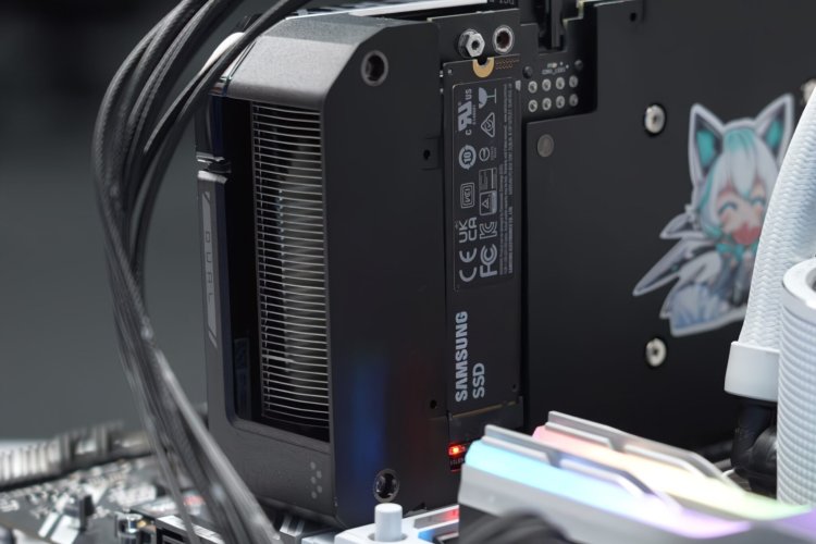 ASUS trình diễn card đồ họa RTX 4060 Ti tích hợp khe SSD