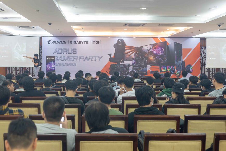 Fan xếp hàng nô nức trải nghiệm, nhận quà từ AORUS
