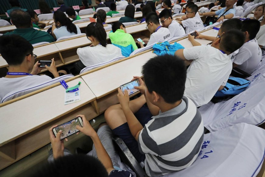Smartphone kìm hãm trí tuệ của học sinh toàn cầu?