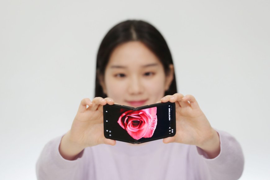 Samsung trình diễn điện thoại gập 2 chiều 'độc lạ' tại CES 2024