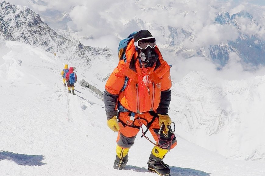 Nepal yêu cầu người leo đỉnh Everest phải sử dụng chip theo dõi