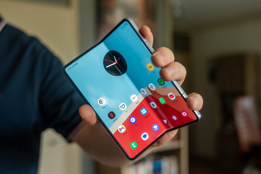 Ai nên tránh xa smartphone màn hình gập?