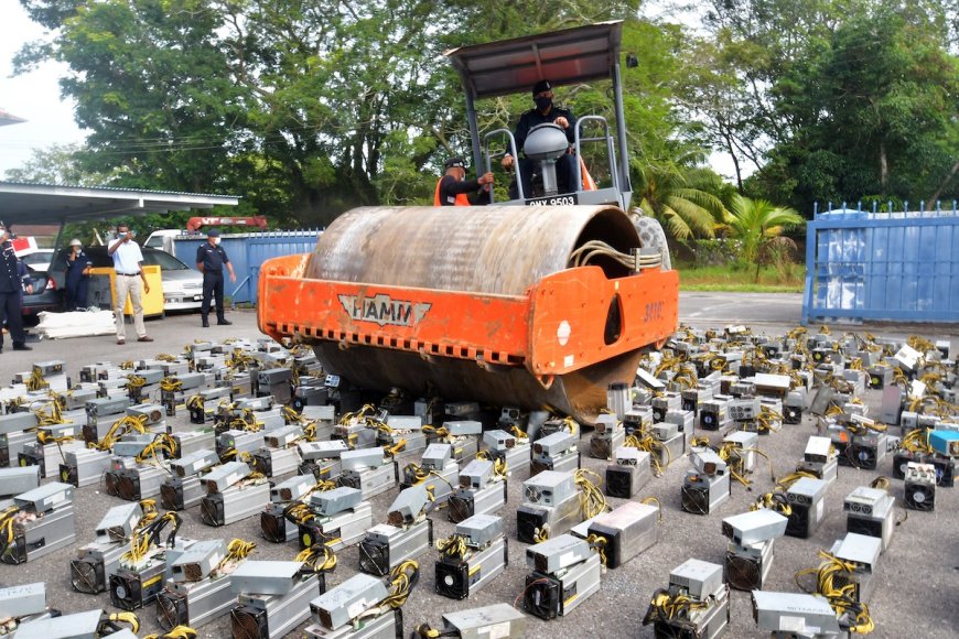 Giới chức Malaysia nghiền nát 985 máy đào Bitcoin