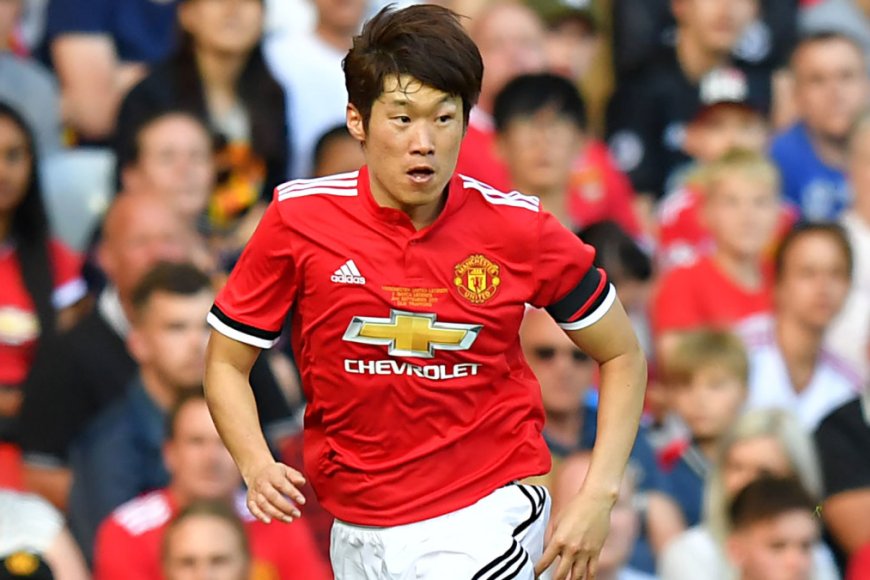 Xây dựng tuyển Hàn Quốc với Cha Bum Kun và Park Ji Sung Icon The Moment