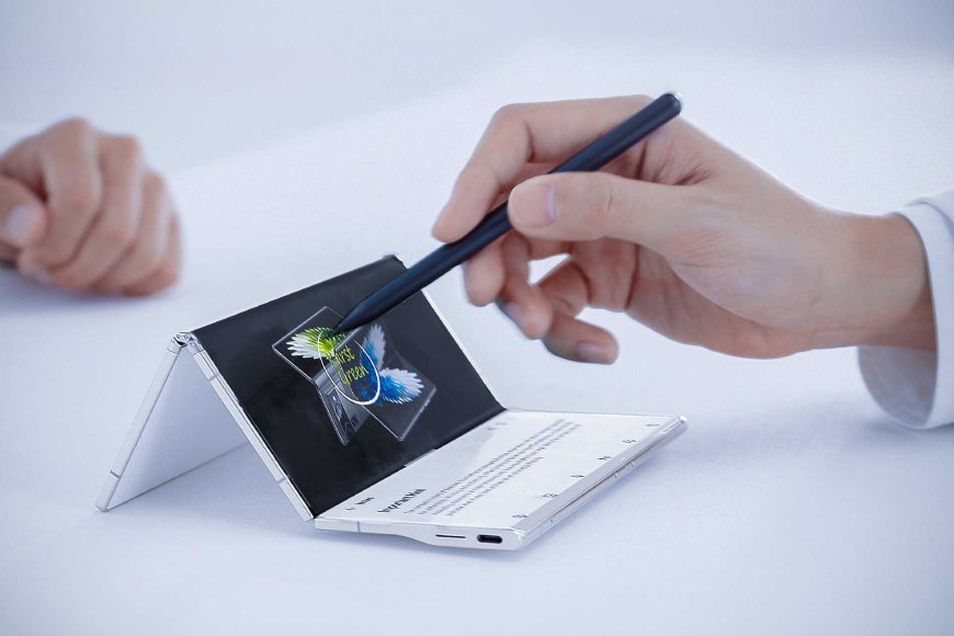 TECNO trình diễn smartphone gập 3, mỏng hơn Galaxy Z Fold6