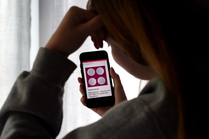 Meta thừa nhận xóa bài viết về thuốc phá thai trên Instagram lẫn Facebook