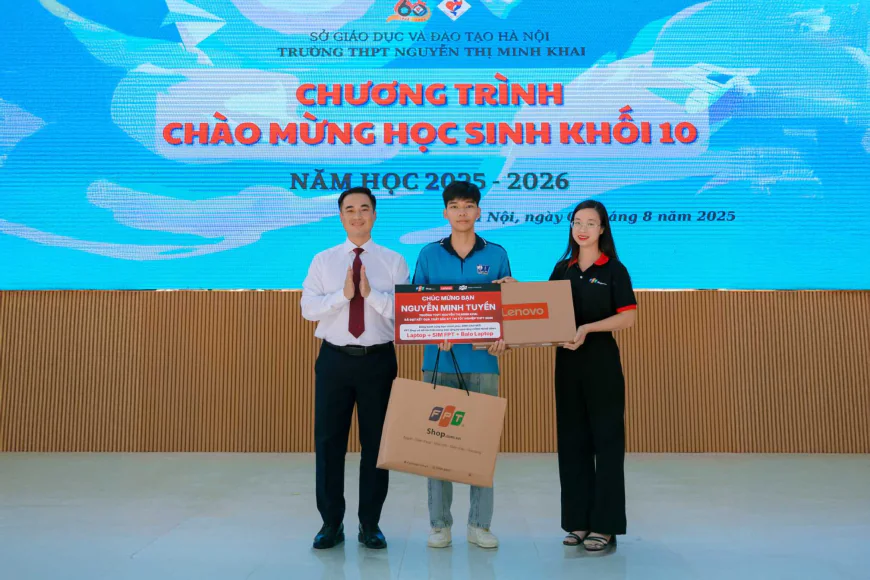 FPT Shop trao 30 phần quà công nghệ đến tân sinh viên