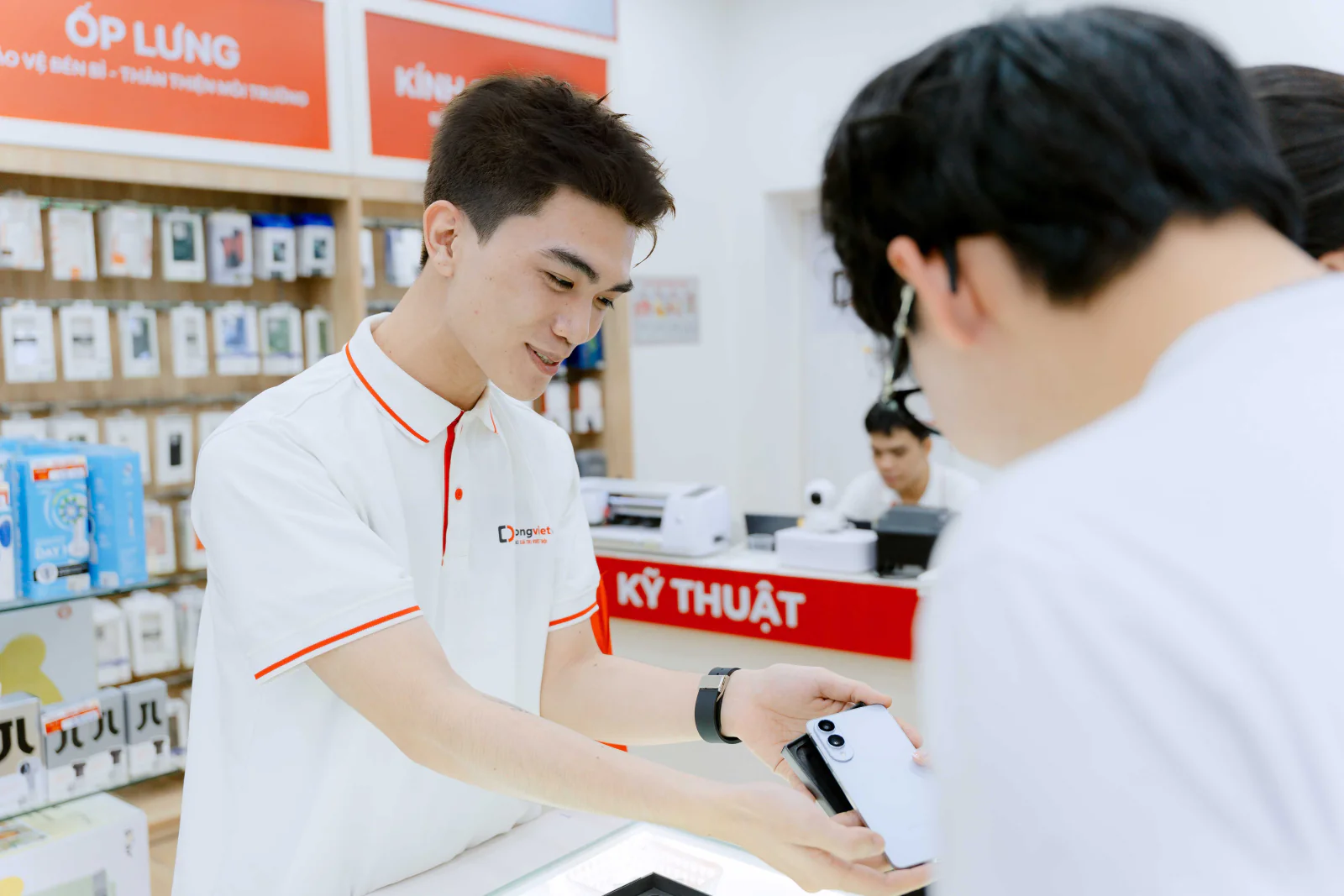 Sắm Tết tại Di Động Việt: iPhone, MacBook và Samsung Galaxy giảm đến 1 triệu đồng