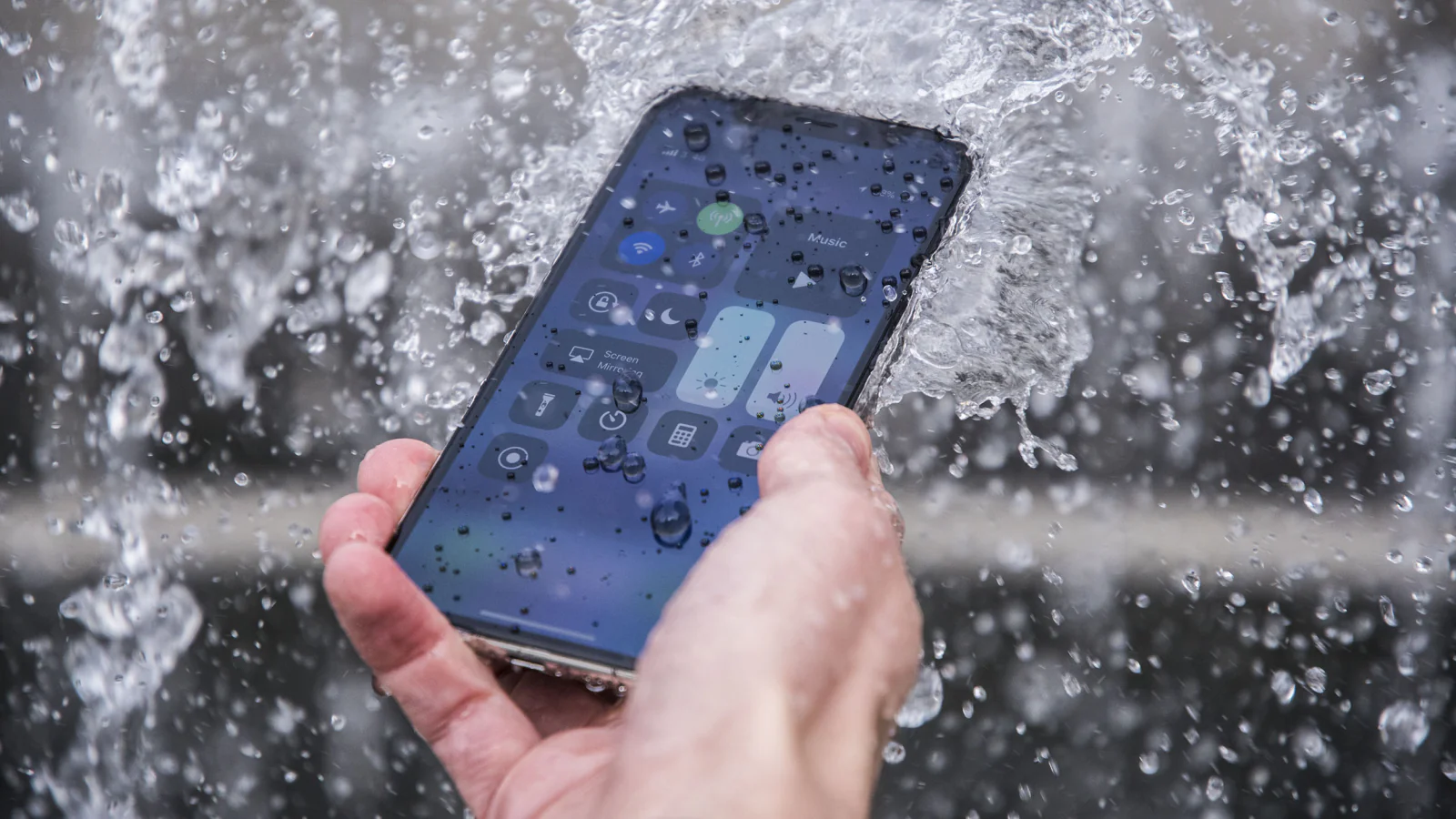 Sự thật về xếp hạng chống nước trên smartphone