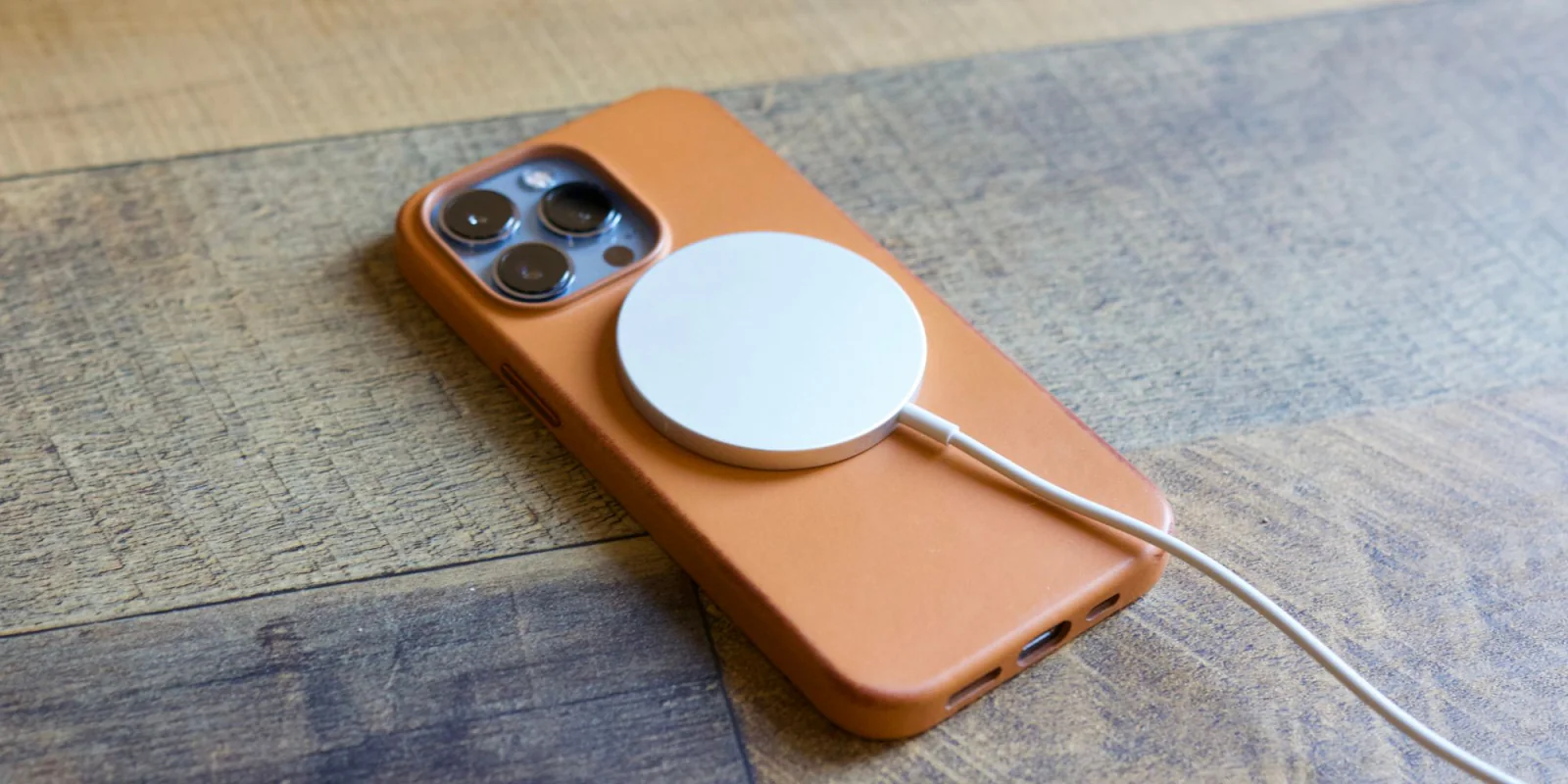 iPhone 17 Pro phát tiếng nhiễu bí ẩn khi sạc