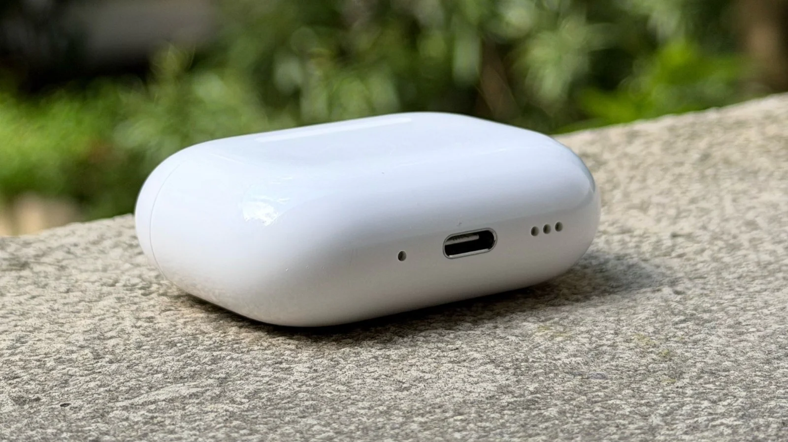 Bí mật phía dưới hộp sạc AirPods Pro