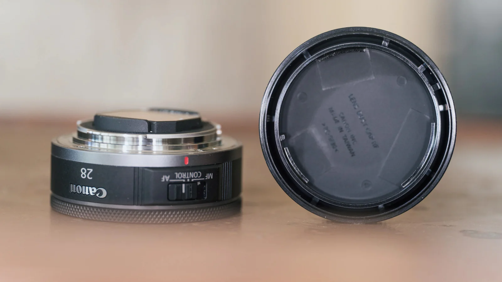 Nắp đậy ống kính Canon cháy hàng tại Nhật Bản