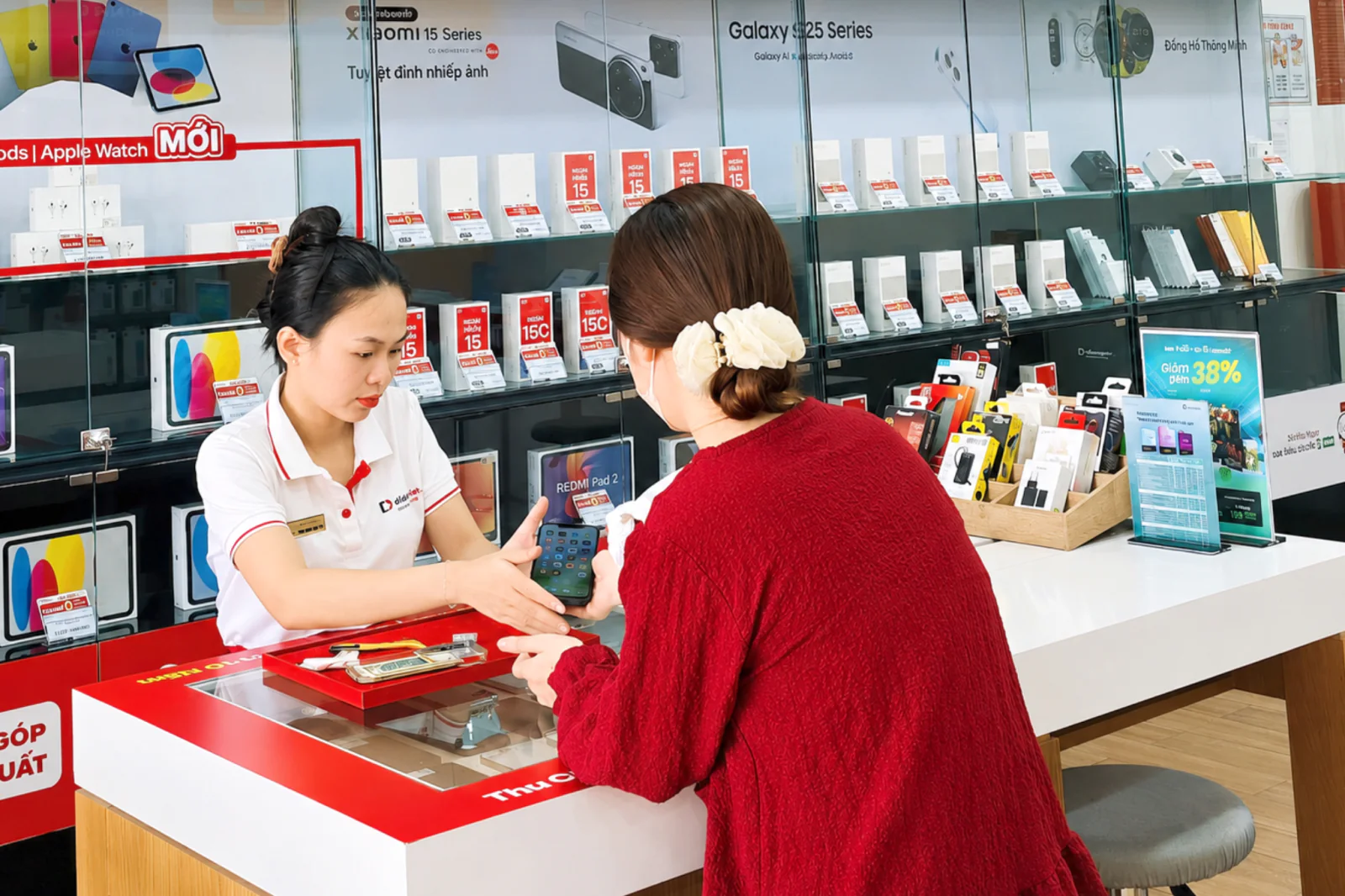 Thị trường điện thoại cũ nhộn nhịp trước làn sóng máy cao cấp mới