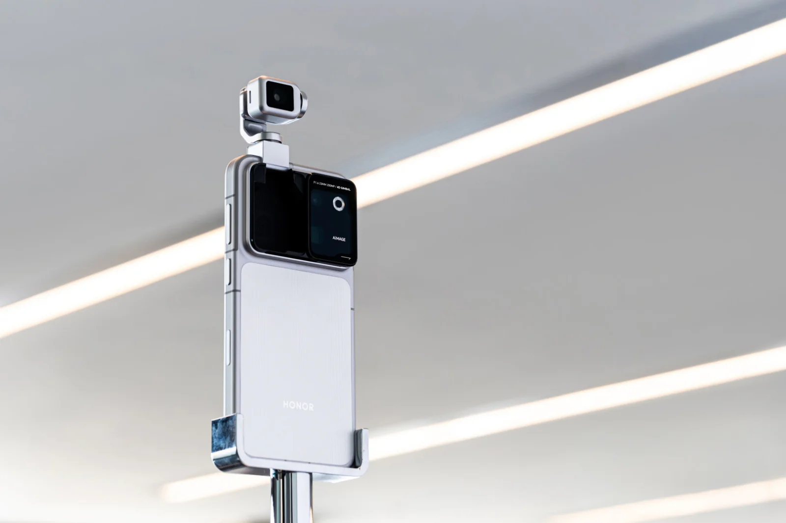 HONOR ra mắt Robot Phone, smartphone có camera gimbal tự chuyển động