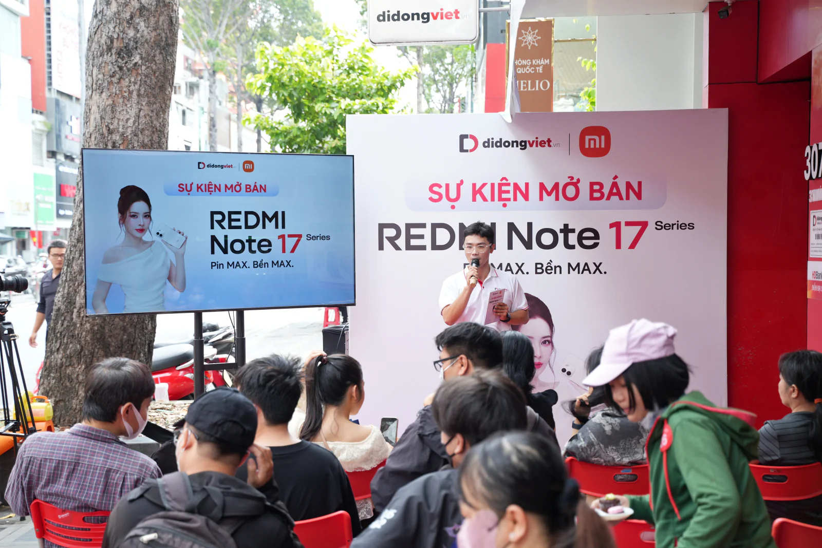 Tín đồ công nghệ hào hứng trải nghiệm REDMI Note 17 series tại Di Động Việt